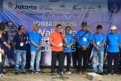 Wali Kota Jakarta Selatan, M Anwar didampingi Sekretaris Kota Jakarta Selatan (Seko Jaksel), Mukhlisin, dan Asisten Perekonomian dan Pembangunan (Aspem) Jaksel, Sayid Ali, dan jajaran dalam Lomba Mancing Piala Wali Kota Jakarta Selatan Cup IV di Pemancingan Deplu 74, Pondok Aren, Sabtu (25/10/2025). Foto: Istimewa