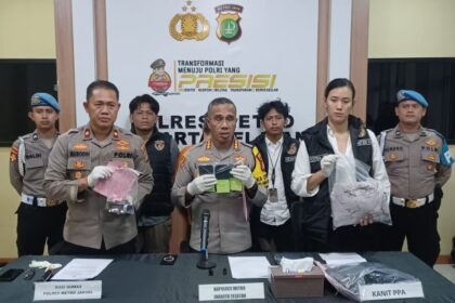 Kapolres Metro Jakarta Selatan (Jaksel), Kombes Pol Nicolas Ary Lilipaly didampingi Kanit PPA Polrestro Jakarta Selatan, AKP Citra Ayu dan Kasi Humas, Kompol Murodih, menunjukkan barang bukti dalam kasus tindak kekerasan seksual terhadap anak dengan tersangka inisial HW, 39, di Mapolres Metro Jakarta Selatan, Rabu (1/10/2025). Foto: Joesvicar Iqbal/ipol.id