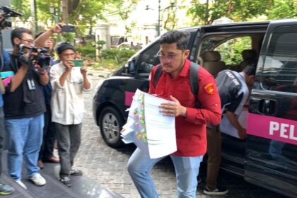 Pelimpahan berkas sembilan tersangka korupsi tata kelola minyak mentah dan kilang minyak PT Pertamina (Persero) dari Kejari Jakarta Pusat ke PN Tipikor Jakarta. Foto: Yudha Krastawan/ipol.id