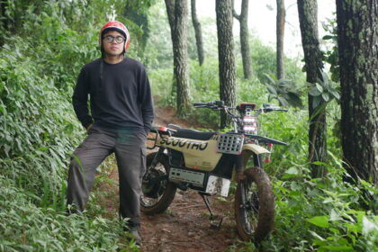 Fadhil Ahmad Muzakki menciptakan motor listrik SCOUTRO. (For. RB)