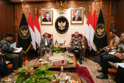 Menteri Koordinator Bidang Politik dan Keamanan (Menko Polkam) Jenderal TNI (Purn) Djamari Chaniago saat menerima kunjungan kehormatan Duta Besar Kerajaan Yordania untuk Republik Indonesia, H.E. Sudqi Al Omoush, di Kantor Kemenko Polkam, Jakarta, Jumat (10/10/2025). Foto: Kemenko Polkam