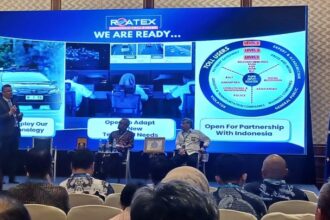 Presiden Direktur PT Roatex Indonesia Toll System (RITS), Attila Keszeg bersama (Unsur Pemangku Kepentingan) Anggota BPJT Kementerian PU, Sony Sulaksono Wibowo dan Director of Cybersecurity and Crypto for the ICT, Media, and Transaction Sector, BSSN, Nur Achmadi Salmawan, dalam acara Hunindo Tech 6.0 di Four Season Hotel, Jakarta, Senin (20/10/2025). Foto: Joesvicar Iqbal/ipol.id