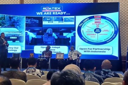 Presiden Direktur PT Roatex Indonesia Toll System (RITS), Attila Keszeg bersama (Unsur Pemangku Kepentingan) Anggota BPJT Kementerian PU, Sony Sulaksono Wibowo dan Director of Cybersecurity and Crypto for the ICT, Media, and Transaction Sector, BSSN, Nur Achmadi Salmawan, dalam acara Hunindo Tech 6.0 di Four Season Hotel, Jakarta, Senin (20/10/2025). Foto: Joesvicar Iqbal/ipol.id