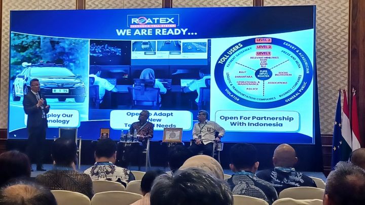 Presiden Direktur PT Roatex Indonesia Toll System (RITS), Attila Keszeg bersama (Unsur Pemangku Kepentingan) Anggota BPJT Kementerian PU, Sony Sulaksono Wibowo dan Director of Cybersecurity and Crypto for the ICT, Media, and Transaction Sector, BSSN, Nur Achmadi Salmawan, dalam acara Hunindo Tech 6.0 di Four Season Hotel, Jakarta, Senin (20/10/2025). Foto: Joesvicar Iqbal/ipol.id
