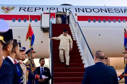 Presiden Prabowo Subianto tiba di Bandara Internasional Sharm El-Sheikh, Republik Arab Mesir, Senin (13/10/2025). Foto: BPMI Setpres