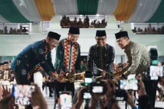 Menko PMK Pratikno bersama dengan Menag Nasaruddin Umar, Gubernur Sultra Andi Sumangerukka, dan Direktur Jenderal Bimas Islam Kemenag Abu Rokhmad menabuh dimba sebagai tanda dimulainya STQH XXVIII 2025 di Sultra, Sabtu (11/10/2025).