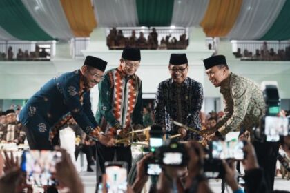 Menko PMK Pratikno bersama dengan Menag Nasaruddin Umar, Gubernur Sultra Andi Sumangerukka, dan Direktur Jenderal Bimas Islam Kemenag Abu Rokhmad menabuh dimba sebagai tanda dimulainya STQH XXVIII 2025 di Sultra, Sabtu (11/10/2025).