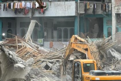 Sejumlah alat berat dikerahkan untuk membantu proses evakuasi material puing bangunan insiden ambruknya musala Ponpes Al Khoziny, Sidoarjo, Minggu (5/10/2025). Foto: BNPB