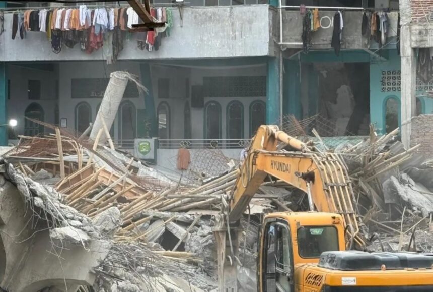 Sejumlah alat berat dikerahkan untuk membantu proses evakuasi material puing bangunan insiden ambruknya musala Ponpes Al Khoziny, Sidoarjo, Minggu (5/10/2025). Foto: BNPB