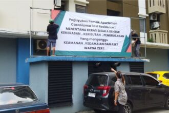 Warga Apartemen Casablanca East Residence (CER) memasang spanduk imbauan. Foto: ist