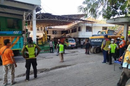 Suasana sejumlah tim gabungan bersiaga dalam operasi tim SAR terhadap sejumlah korban peristiwa ambruknya bangunan musala pondok pesantren Al Khoziny, Kecamatan Buduran, Kabupaten Sidoarjo, Jawa Timur, Jumat (3/10/2025). Foto: Ist