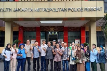Perhimpunan Bantuan Hukum dan Hak Asasi Manusia Indonesia (PBHI) Jakarta saat bersama sejumlah warga Perumahan Kostrad, Kebayoran Lama, Jakarta Selatan, yang saat ini sedang menghadapi laporan polisi di Polres Jakarta Selatan. Foto: Dok PBHI