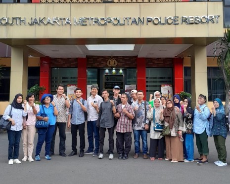 Perhimpunan Bantuan Hukum dan Hak Asasi Manusia Indonesia (PBHI) Jakarta saat bersama sejumlah warga Perumahan Kostrad, Kebayoran Lama, Jakarta Selatan, yang saat ini sedang menghadapi laporan polisi di Polres Jakarta Selatan. Foto: Dok PBHI