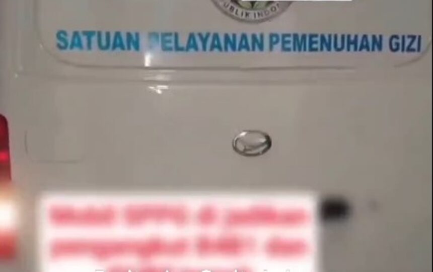 Mobil berlabel dan bertuliskan Badan Gizi Nasional dipakai untuk mengangkut hewan ternak ayam dan babi. Foto: Tangkapan layar video viral