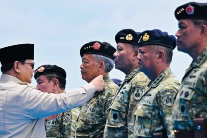 Presiden Prabowo Subianto menganugerahkan pangkat istimewa kepada 11 perwira purnawirawan Tentara Nasional Indonesia (TNI) pada acara Presidential Inspection di Kapal Perang Republik Indonesia (KRI) dr. Radjiman Wedyodiningrat (RJW-992), pada Kamis, 2 Oktober 2025. Foto: BPMI Setpres/Laily Rachev