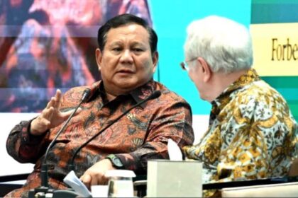 Presiden Prabowo Subianto berdialog dengan Chairman and Editor-in-Chief Forbes Media, Steve Forbes pada Forbes Global CEO Conference 2025, Rabu (15/10/2025). Foto: BPMI Setpres