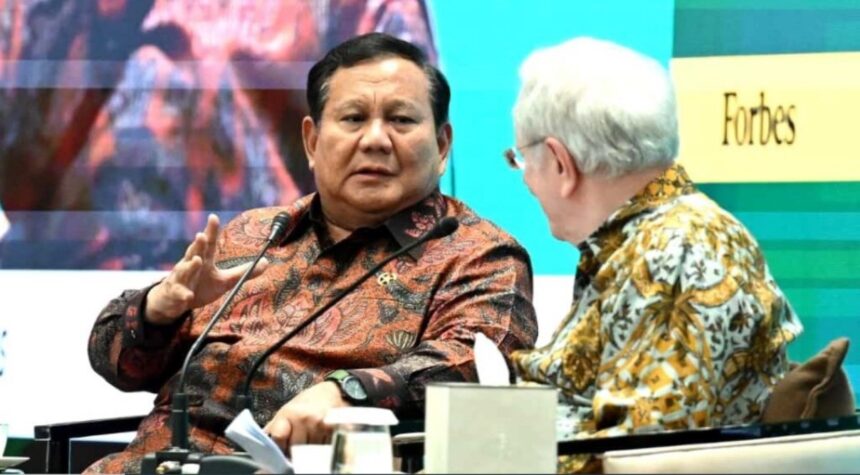 Presiden Prabowo Subianto berdialog dengan Chairman and Editor-in-Chief Forbes Media, Steve Forbes pada Forbes Global CEO Conference 2025, Rabu (15/10/2025). Foto: BPMI Setpres