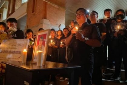 Mahasiswa dan alumni FISIP gelar renungan malam kenang kepergian Timothy Anugerah Saputra. Foto: Instagram @univ.udayana