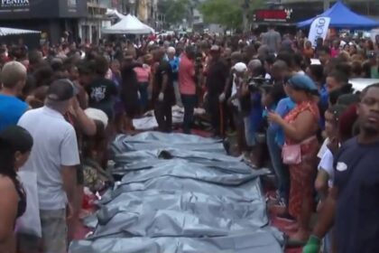 Mayat-mayat bergelimpangan di kota Rio de Janeiro, Brasil, setelah polisi menggerebek geng narkoba terkuat yang dikenal sebagai Comando Vermelho. Foto: Tangkapan video X