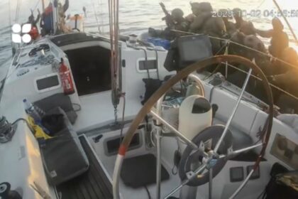 Pasukan Israel menyerang kapal Global Sumud Flotilla. Foto: Instagram @globalsumudflotilla