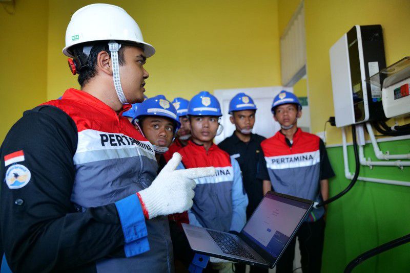 Pertamina melanjutkan komitmennya dengan pengembangan Sekolah Energi Berdikari berbasis Science, Technology, Engineering, dan Mathematics (STEM) di 10 lokasi baru dan 10 lokasi SEB eksisting untuk dapat naik kelas. Foto: Dok Pertamina