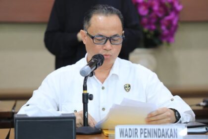 Wakil Direktur Penindakan Kortastipidkor Polri, Kombes Pol Bhakti Eri Nurmansyah dalam konferensi pers kasus dugaan tindak pidana korupsi pengelolaan keuangan PT SPR, Badan Usaha Milik Daerah (BUMD) milik Pemerintah Provinsi Riau dengan total kerugian negara ditaksir mencapai Rp33,29 miliar di Gedung Bareskrim Polri, Jakarta, Selasa (21/10/2025). Foto: Ist