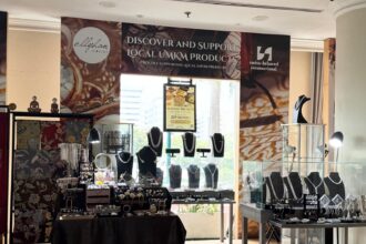 Kolaborasi Hotel Ciputra Jakarta dengan UMKM lokal, Tjempaka Gading Batik dan Ellyhan Jewelry. (dok. Hotel Ciputra Jakarta)