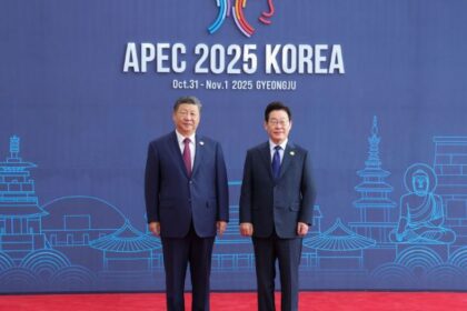 Presiden China Xi Jinping (kiri) disambut oleh Presiden Republik Korea (Korsel) Lee Jae-myung pada sesi pertama Pertemuan Pemimpin Ekonomi APEC ke-32 di Gyeongju, Korsel, 31 Oktober 2025. Foto: Xinhua