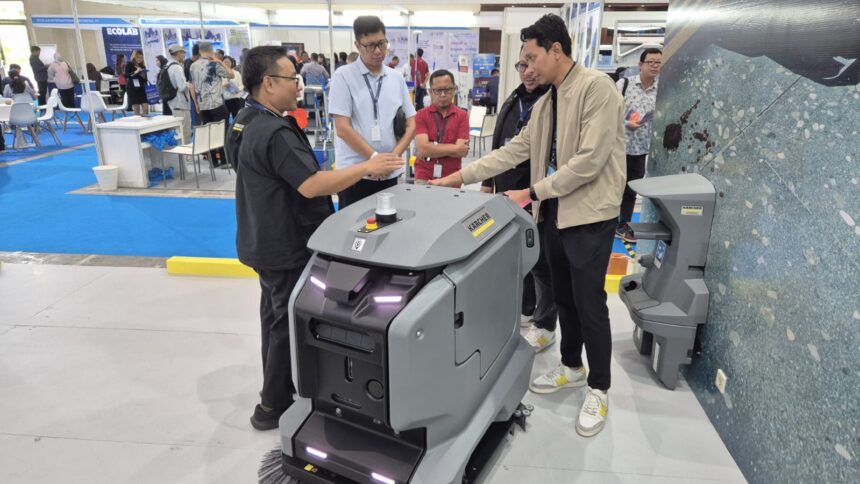 Karcher saat pamerkan KIRA B 50 pada event Expo Clean dan Expo Laundry 2025 di JICC Senayan Jakarta, berlangsung sejak Kamis (30/10/2025) - Sabtu (1/11). Foto: Ist
