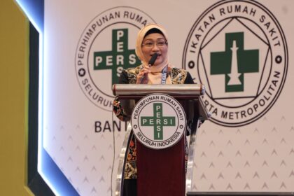Direktur Utama Admedika Dian Prambini saat memberikan paparan pada acara Seminar Nasional PERSI XXI, Seminar Patient Safety XIX, dan Hospital Expo XXXVII di ICE BSD, Tangerang pada (26/9/2025). Foto: Telkom Indonesia