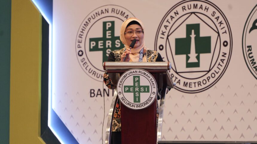 Direktur Utama Admedika Dian Prambini saat memberikan paparan pada acara Seminar Nasional PERSI XXI, Seminar Patient Safety XIX, dan Hospital Expo XXXVII di ICE BSD, Tangerang pada (26/9/2025). Foto: Telkom Indonesia