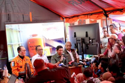 Kepala BNPB Suharyanto bersama Menko PMK Pratikno dan Basarnas dalam konferensi pers terkait hasil asesmen Tim SAR dan update penanganan insiden robohnya Pondok Pesantren (Ponpes) Al Khoziny, Sidoarjo, Jawa Timur, Kamis (2/10/2025). Foto: Ist