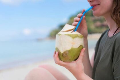 Ilustrasi, Segelas air kelapa muda segar dengan daging kelapa lembut, kaya elektrolit alami yang menyehatkan tubuh. Foto: Istcok @SrdjanPav