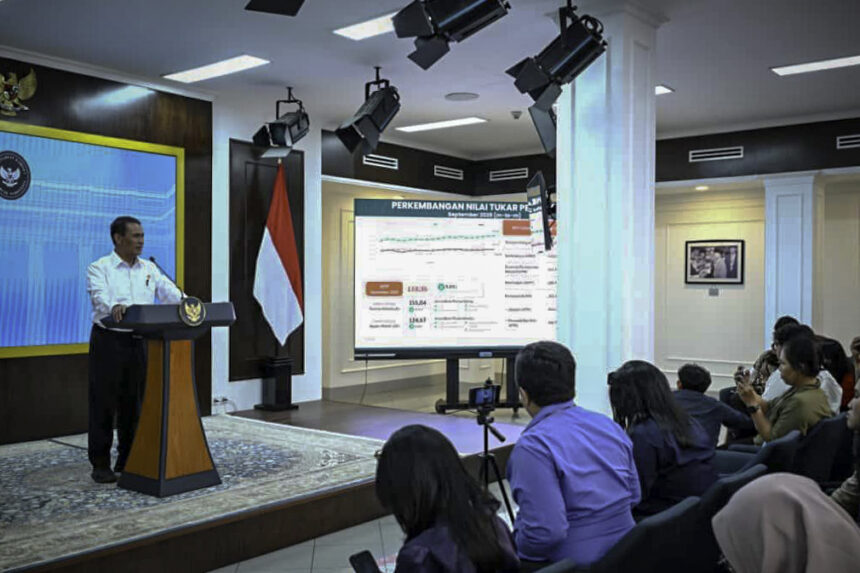 Menteri Pertanian Andi Amran Sulaiman menyampaikan keterangan pers kepada awak media usai rapat terbatas yang membahas ketahanan pangan di Istana Merdeka, Jakarta, Kamis (9/10/2025). Foto: BPMI Setpres