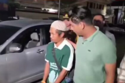 Polisi berhasil mengamankan seorang pria berinisial AG (45), pelaku tega setubuhi anak kandungnya. Foto: IG @makassar_info