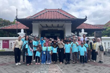 Ketua Yayasan Pita Kuning Anak Indonesia, Tyas Amalia dan sejumlah relawan bersama anak-anak pejuang kanker serta keluarga dalam kegiatan Piknik Edukatif & Family Support Group di Museum Sonobudoyo dan Sekar Kedhaton, Yogyakarta. Anak-anak diajak berkeliling, belajar sejarah Yogyakarta, Sabtu (25/10/2025). Foto: Istimewa