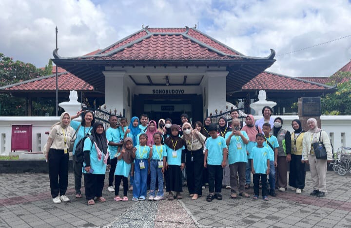Ketua Yayasan Pita Kuning Anak Indonesia, Tyas Amalia dan sejumlah relawan bersama anak-anak pejuang kanker serta keluarga dalam kegiatan Piknik Edukatif & Family Support Group di Museum Sonobudoyo dan Sekar Kedhaton, Yogyakarta. Anak-anak diajak berkeliling, belajar sejarah Yogyakarta, Sabtu (25/10/2025). Foto: Istimewa