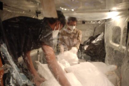 Sejumlah petugas Badan Nasional Penanggulangan Bencana (BNPB) saat melaksanakan Operasi Modifikasi Cuaca (OMC) menggunakan pesawat Cessa Caravan 2028 PK-YNA di Lapangan Udara Halim Perdanakusuma, Jakarta, Kamis (23/10/2025). Foto: Ist