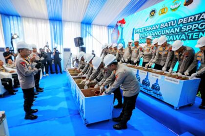 Kapolri Jenderal Listyo Sigit Prabowo bersama jajaran Mapolda saat melakukan Groundbreaking 27 Satuan Pelayanan Pemenuhan Gizi sekaligus meresmikan 32 SPPG Polda Jawa Tengah (Jateng), Jumat (17/10/2025). Foto: Ist