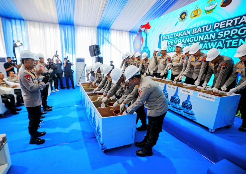 Kapolri Jenderal Listyo Sigit Prabowo bersama jajaran Mapolda saat melakukan Groundbreaking 27 Satuan Pelayanan Pemenuhan Gizi sekaligus meresmikan 32 SPPG Polda Jawa Tengah (Jateng), Jumat (17/10/2025). Foto: Ist