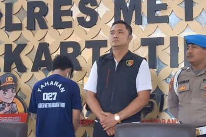 Penampakan tersangka berinisial JAP alias A, 26, setelah ditangkap dan dihadirkan dalam pengungkapan kasus pembakaran terhadap korban isterinya CAU, 24, di Mapolres Metro Jakarta Timur, Senin (20/10/2025). Foto: Ist