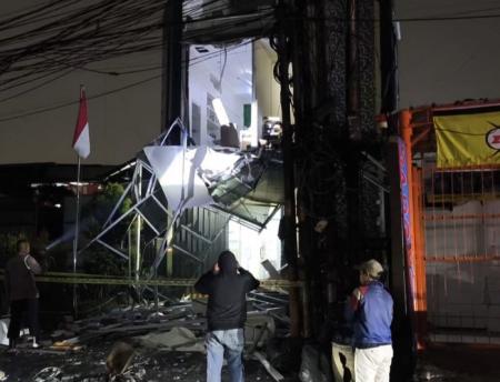 Bangunan bertingkat di Pondok Aren, Tangsel hancur akibat ledakan pada Rabu (8/10/2025). (Foto: Dok. ist)