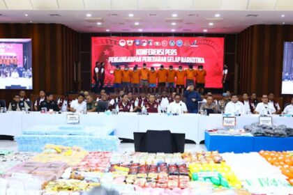 Kabareskrim Polri Komjen Pol Syahar Diantono didampingi Direktur Tindak Pidana Narkoba Bareskrim Polri, Brigjen Pol Eko Hadi Santoso dan jajaran dalam konferensi pers pengungkapan puluhan ribu kasus narkoba digelar di Aula Awaloeddin Djamin, Gedung Bareskrim Polri, Rabu (22/10/2025). Foto: Ist