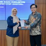 Direktur Utama Telkom Dian Siswarini (kiri) saat memberikan cinderamata kepada Rektor Telkom University Prof. Dr. Suyanto S.T., M.Sc. (kanan) pada acara Seminar Telkom AI Connect yang berlangsung di Bandung, beberapa waktu yang lalu. Foto: Telkom Indonesia