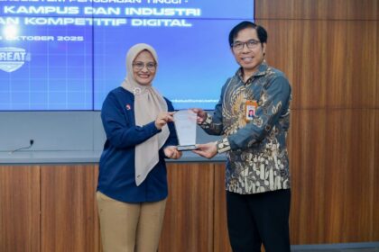 Direktur Utama Telkom Dian Siswarini (kiri) saat memberikan cinderamata kepada Rektor Telkom University Prof. Dr. Suyanto S.T., M.Sc. (kanan) pada acara Seminar Telkom AI Connect yang berlangsung di Bandung, beberapa waktu yang lalu. Foto: Telkom Indonesia