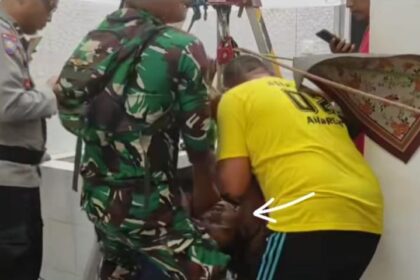 Petugas gabungan bersama warga berjibaku mengevakuasi seorang buruh harian yang tewas setelah terjatuh ke dalam sumur di Perum Alam Layung Indah, Sukabumi. Foto: Tangkap layar IG @sukabumi24update