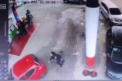 Petugas SPBU berusaha mengejar pengemudi mobil Honda Brio merah yang kabur usai mengisi BBM tanpa membayar di kawasan Ciputat, Tangerang Selatan, Senin (20/10/2025). Polisi kini tengah memburu pelaku. Foto: Tangkap layar IG @tangsellife