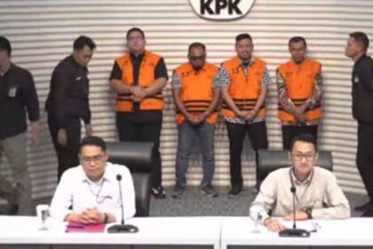 Empat tersangka korupsi dana hibah Jatim mengenakan rompi tahanan KPK. Foto: Tangkapan layar YouTube KPK