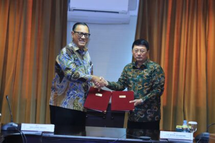 Penandatanganan addendum BAST dilakukan oleh Kepala Bappebti Tirta Karma Senjaya, dan Deputi Komisioner Pengawas Emiten, Transaksi Efek dan Pemeriksaan Khusus OJK I.B. Aditya Jayaantara bertempat di Kantor OJK, Jakarta, Senin (6/10/2025). Foto: OJK