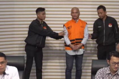 KPK tahan Komisaris Utama PT IAE, Arso Sadewo. Foto: Live streaming YouTube KPK